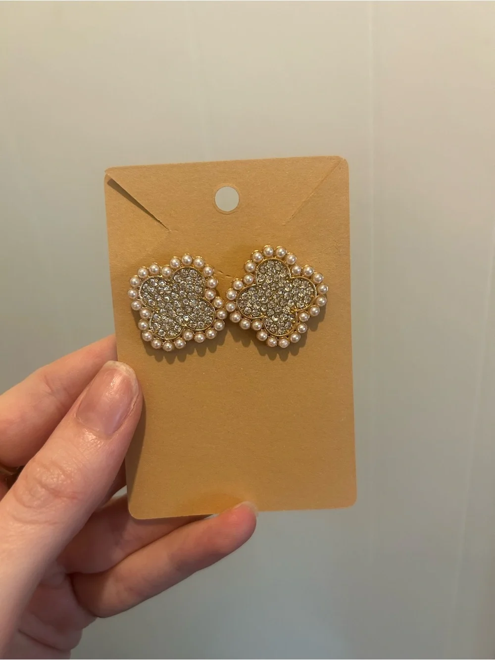 Sparkly clover and pearl stud earrings - Picture 2 of 3